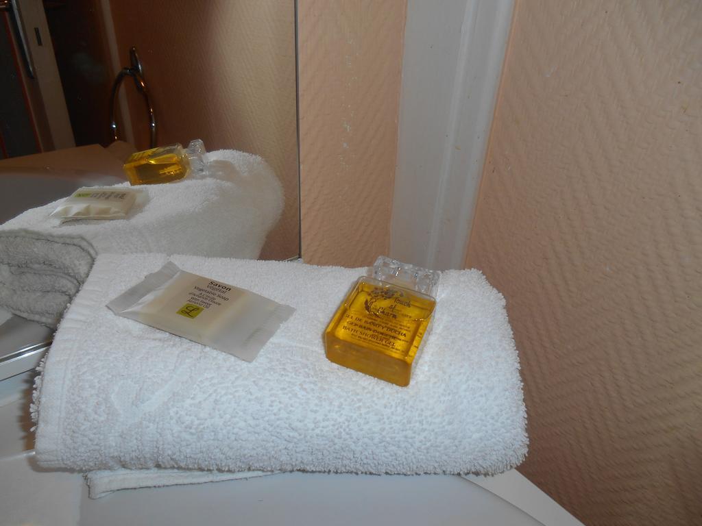 Hotel Des Bains Saint-Jean-le-Thomas Room photo